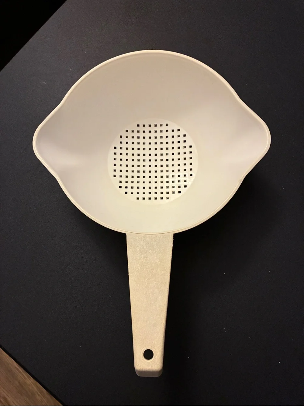 Tupperware Colander 1qt Double Pouring Spouts White Hole And Hook Hanging 1qt